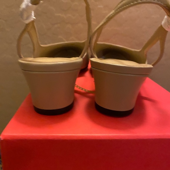 Vaneli Aliz Two-Tone Tan and Black Slingback Heels Size 7 - Picture 14 of 15